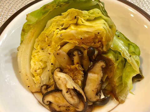 簡単副菜♫ストウブで春キャベツときのこのバター醤油